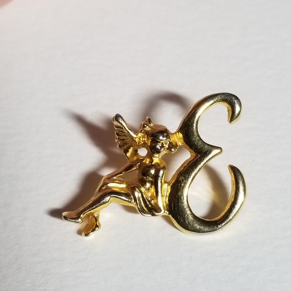 Relisted -Vintage angel pin letter E gold tone brooch monogram angle initial - Picture 5 of 5